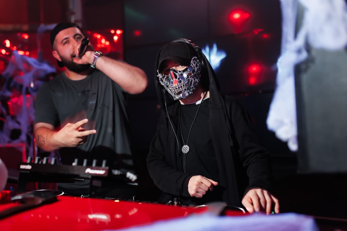 DJ в маске на Halloween Night